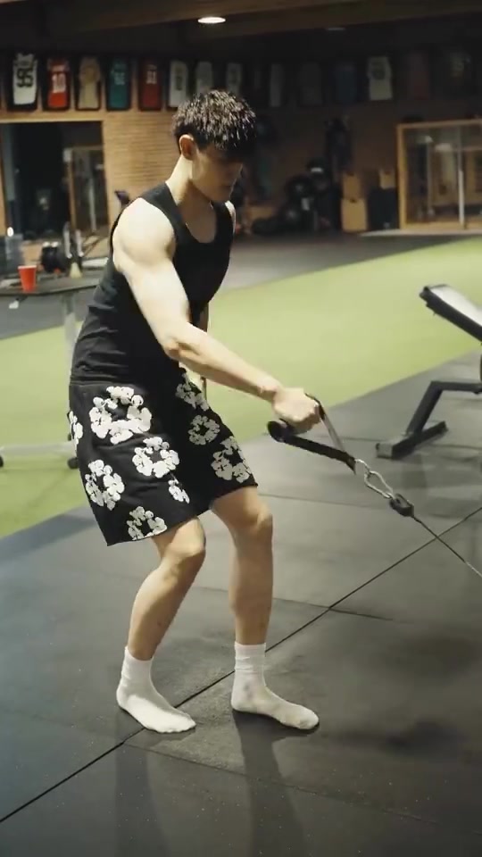 ac米兰体育官网-曾凡博现身菲尼克斯投入康复训练，篮网新赛季表现引期待